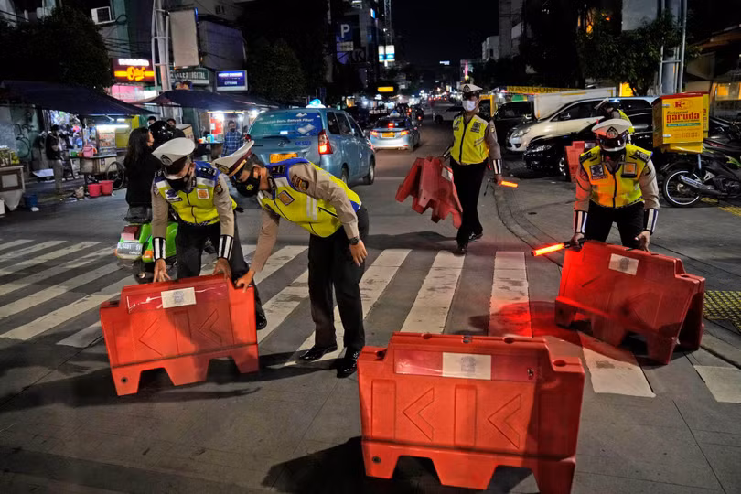 Thay vì phong tỏa toàn thành phố, Indonesia đang lựa chọn phong tỏa khu vực nhỏ để đối phó với làn sóng dịch mới được ví như "sóng thần" (Ảnh: AP). Thay vì phong tỏa toàn thành phố, Indonesia đang lựa chọn phong tỏa khu vực nhỏ để đối phó với làn sóng dịch mới được ví như "sóng thần" (Ảnh: AP).