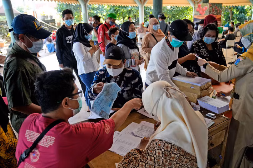 Cảnh người dân Jakarta đổ xô đến các điểm tiêm chủng để thực hiện mục tiêu (Ảnh: AP).