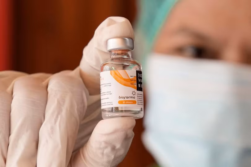 Một nhân viên y tế cầm một lọ vaccine Sinopharm của Trung Quốc do công ty dược phẩm Bio Farma của Indonesia sản xuất được dùng trong đợt tiêm chủng hàng loạt ở Jakarta, ngày 21/6. (AP)