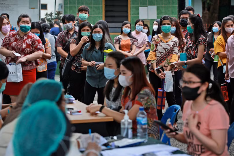 Ngày 18/6, mọi người xếp hàng để được tiêm vaccine Sinovac của Trung Quốc tại một bệnh viện quân đội ở Bắc Medan, Indonesia. (AP)