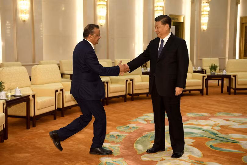 Ngày 28/1/2020 khi dịch đang bùng phát, ông Tedros Adhanom gặp ông Tập Cận Bình, ca ngợi Trung Quốc đang nỗ lực chưa từng có để kiểm soát dịch bệnh (Ảnh: Reuters).