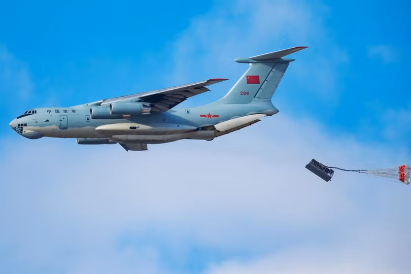 Máy bay vận tải hạng nặng IL-76 của PLA thả dù (Ảnh: Đa Chiều).