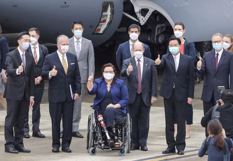 Việc máy bay vận tải chiến lược C-17 của quân đội Mỹ lần đầu tiên chở các Thượng nghị sỹ Mỹ hạ cánh xuống sân bay Đài Bắc được cho là gửi đi tín hiệu mạnh mẽ tới Bắc Kinh (Ảnh: AP). Việc máy bay vận tải chiến lược C-17 của quân đội Mỹ lần đầu tiên chở các Thượng nghị sỹ Mỹ hạ cánh xuống sân bay Đài Bắc được cho là gửi đi tín hiệu mạnh mẽ tới Bắc Kinh (Ảnh: AP).