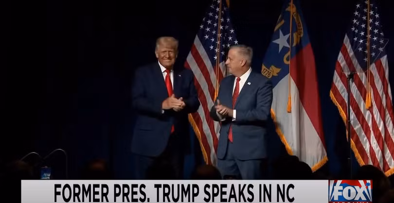 Ông Michael Whatley, Chủ tịch Ủy ban Đảng Cộng hòa bang Bắc Carolina giới thiệu ông Trump là "Tổng thống của chúng ta" (Ảnh: Fox).