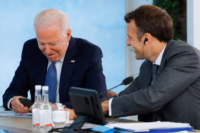 Tổng thống Mỹ Joe Biden và Thủ tướng Pháp Macron vui vẻ trao đổi trong thời gian diễn ra hội nghị (Ảnh: Reuters). Tổng thống Mỹ Joe Biden và Thủ tướng Pháp Macron vui vẻ trao đổi trong thời gian diễn ra hội nghị (Ảnh: Reuters).