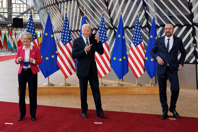 Ông Joe Biden cùng hai nhà lãnh đạo EU gặp gỡ báo chí(Ảnh: AP). Ông Joe Biden cùng hai nhà lãnh đạo EU gặp gỡ báo chí(Ảnh: AP).