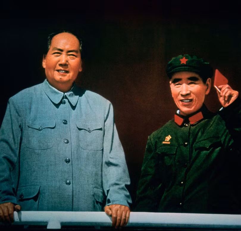 Các ông Mao Trạch Đông và "người kế tục vĩ đại" Lâm Bưu gặp gỡ Hồng Vệ binh trong Cách mạng Văn hóa (Ảnh: VCG).