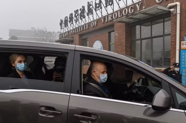 Peter Daszak và các chuyên gia nhóm điều tra WHO đến Viện Virus Vũ Hán tháng 1/2021 (Ảnh: AP). Peter Daszak và các chuyên gia nhóm điều tra WHO đến Viện Virus Vũ Hán tháng 1/2021 (Ảnh: AP).