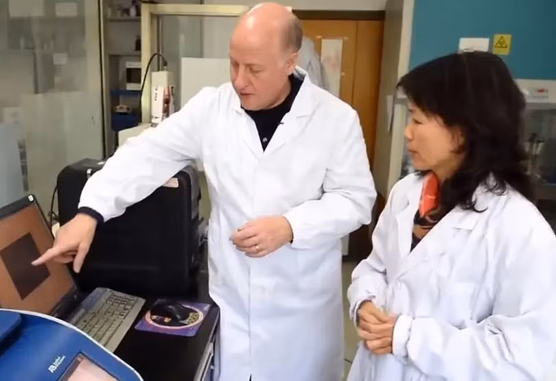 Ông Peter Daszak và bà Thạch Chính Lệ cùng làm việc tại Viện Virus Vũ Hán (Ảnh: Dwnews). Ông Peter Daszak và bà Thạch Chính Lệ cùng làm việc tại Viện Virus Vũ Hán (Ảnh: Dwnews).