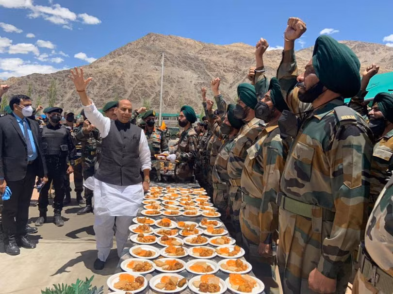 Bộ trưởng Quốc phòng Ấn Độ Rajnath Singh bắt đầu chuyến thị sát khu vực Ladakh ở biên giới Trung - Ấn từ 27/6 (Ảnh: Indian Army). Bộ trưởng Quốc phòng Ấn Độ Rajnath Singh bắt đầu chuyến thị sát khu vực Ladakh ở biên giới Trung - Ấn từ 27/6 (Ảnh: Indian Army).