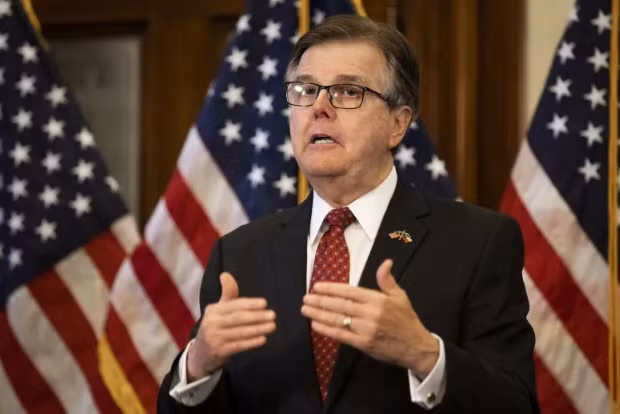PhThống đốc bang Texas - Dan Patrick là một người ủng hộ ông Trump nhiệt thành.