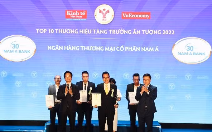 Nam A Bank nhận giải thưởng "Top 10 thương hiệu tăng trưởng ấn tượng 2022". Ảnh: Nam A Bank Nam A Bank nhận giải thưởng "Top 10 thương hiệu tăng trưởng ấn tượng 2022". Ảnh: Nam A Bank