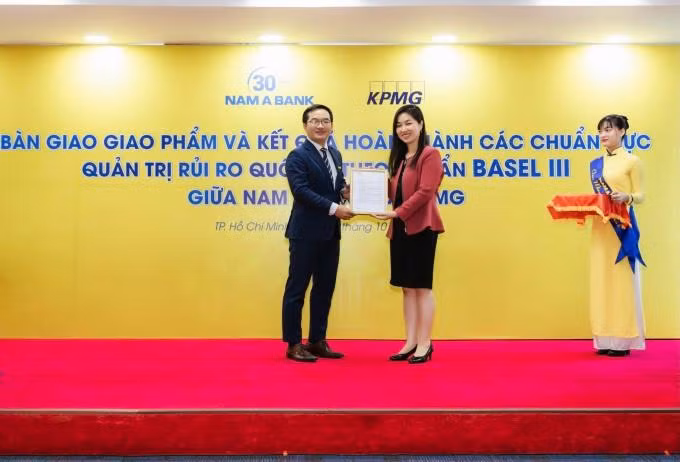 KPMG trao chứng nhận hoàn thành triển khai Basel III đến Nam A Bank. Ảnh: Nam A Bank KPMG trao chứng nhận hoàn thành triển khai Basel III đến Nam A Bank. Ảnh: Nam A Bank