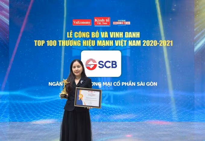 Đại diện Lãnh đạo SCB nhận giải thưởng Top 100 thương hiệu mạnh Việt Nam 2020-2021. Ảnh: SCB Đại diện Lãnh đạo SCB nhận giải thưởng Top 100 thương hiệu mạnh Việt Nam 2020-2021. Ảnh: SCB