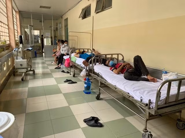 Lượng bệnh nhân nhập viện đông, bệnh viện phải tiến hành kê thêm giường tại các hành lang Số ca người lớn mắc sốt xuất huyết tăng cao, người dân không được chủ quan - Ảnh 2.