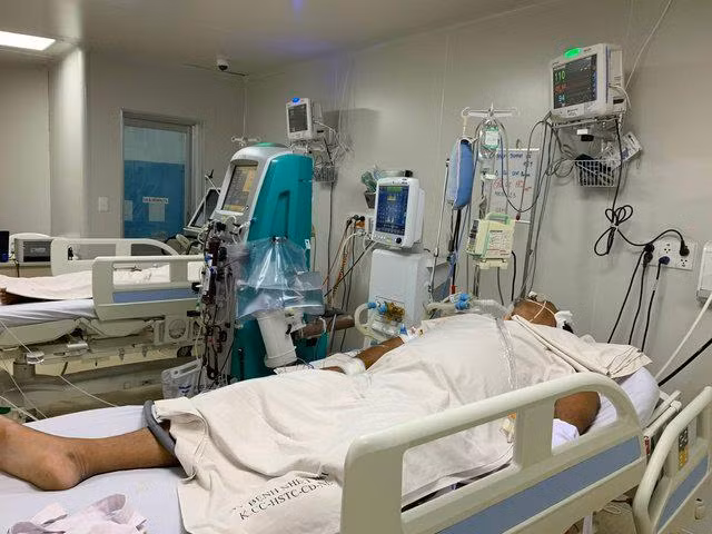 Bệnh nhân sốt xuất huyết nặng nằm điều trị tại Khoa Hồi sức tích cực chống độc người lớn, Bệnh viện Bệnh Nhiệt đới TP.HCM. Bệnh viện tuyến cuối ở TP.HCM quá tải bệnh nhân sốt xuất huyết do nhập viện ồ ạt - Ảnh 1.