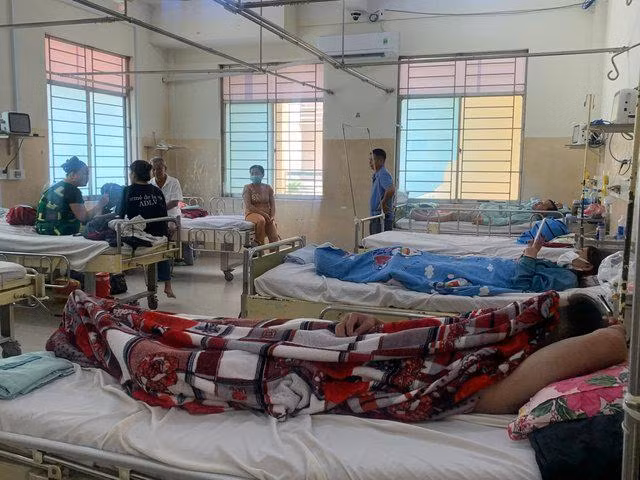 Bệnh viện tuyến cuối ở TP.HCM quá tải bệnh nhân sốt xuất huyết do nhập viện ồ ạt - Ảnh 2.