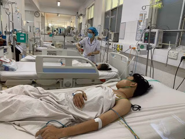 Bệnh nhân điều trị sốt xuất huyết tại Khoa ICU cho trẻ em của Bệnh viện Bệnh Nhiệt đới TP.HCM. Bệnh nhân điều trị sốt xuất huyết tại Khoa ICU cho trẻ em của Bệnh viện Bệnh Nhiệt đới TP.HCM.