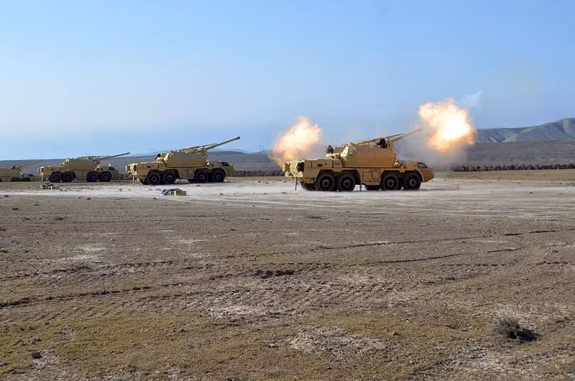 Pháo binh Azerbaijan nã đạn sang phía trận địa Armenia (Ảnh: Sohu).