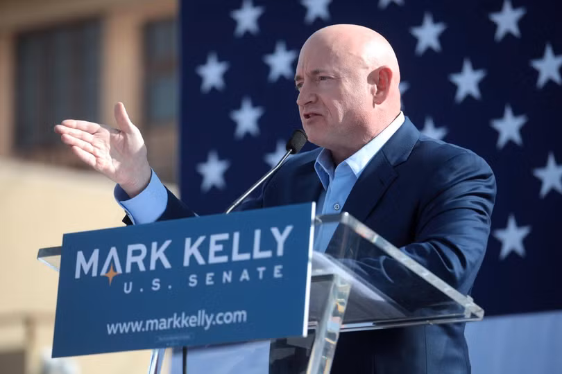 Thượng nghị sỹ Mark Kelly, một cựu phi công A-10 là một trong những người kiên quyết giữ lại loại máy bay chậm chạp này (Ảnh: Arizona Mirror). Thượng nghị sỹ Mark Kelly, một cựu phi công A-10 là một trong những người kiên quyết giữ lại loại máy bay chậm chạp này (Ảnh: Arizona Mirror).