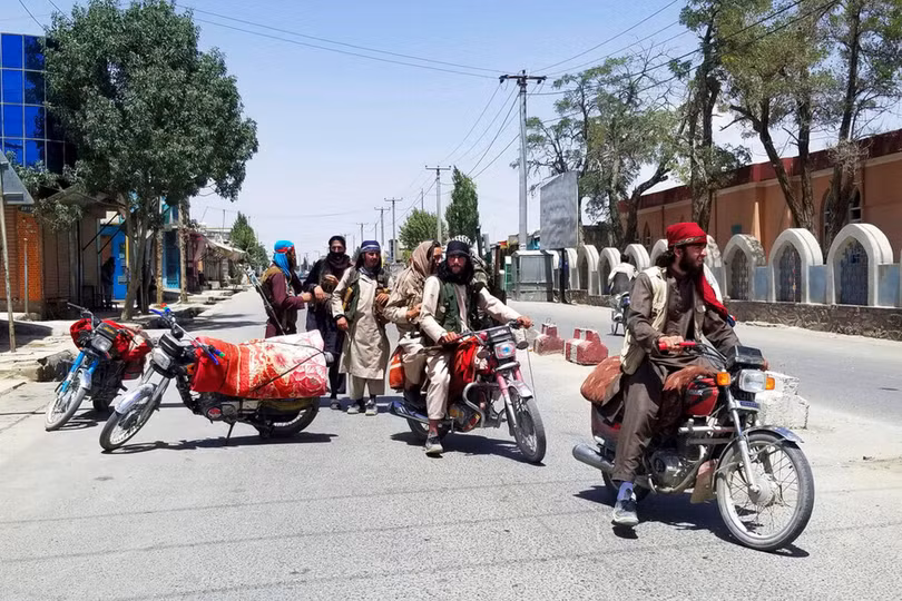 Lính Taliban tuần tra trên đường phố sau khi chiếm được thành phố Ashraf Ghani gần thủ đô Kabul hôm 13/8 (Ảnh: AP).