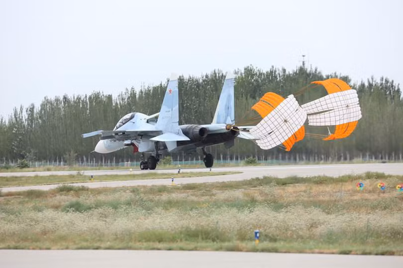 Máy bay Su-30SMM của Nga tới Trung Quốc tham gia cuộc tập trận (Ảnh: BQPTQ).