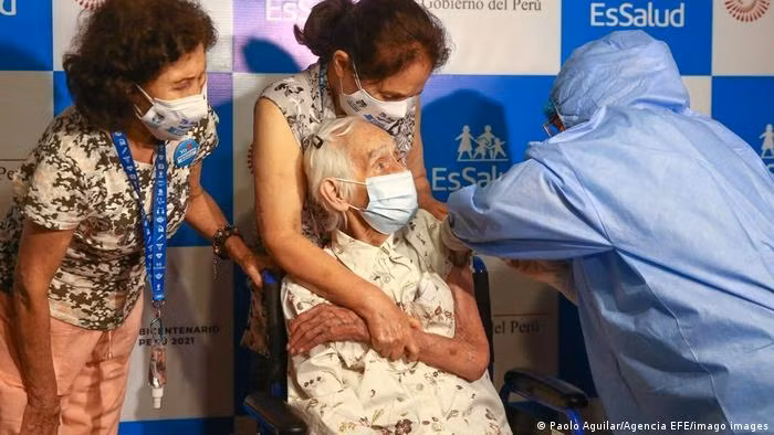 Một cụ bà 104 tuổi được tiêm vaccine ngừa COVID-19 (Ảnh: Deutsche Welle) Một cụ bà 104 tuổi được tiêm vaccine ngừa COVID-19 (Ảnh: Deutsche Welle)