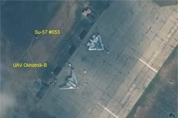 Su-57 đỗ bên cạnh UAV S-70 Okhotnik (Ảnh: defence). Su-57 đỗ bên cạnh UAV S-70 Okhotnik (Ảnh: defence).