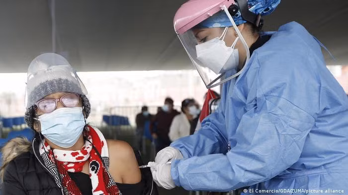 Peru đang đẩy mạnh tiêm chủng. Hiện 14% người dân đã được tiêm đủ hai mũi vaccine ngừa COVID-19 (Ảnh: Deutsche Welle). Peru đang đẩy mạnh tiêm chủng. Hiện 14% người dân đã được tiêm đủ hai mũi vaccine ngừa COVID-19 (Ảnh: Deutsche Welle).