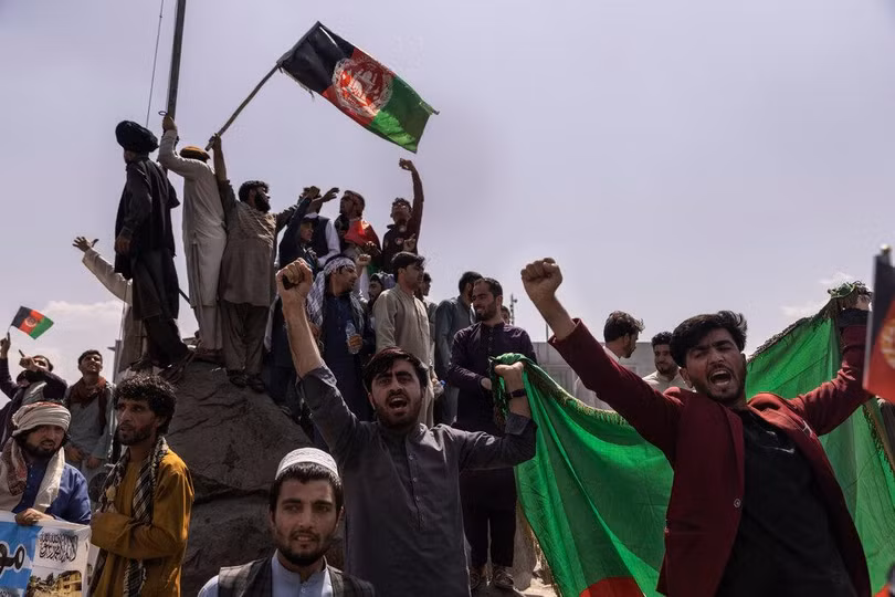 Những người biểu tình vẫy cờ của chính phủ Afghanistan bị lật đổ tại Quảng trường Pashtostan ở Kabul hôm 19/8 (Ảnh: The New York Times). Những người biểu tình vẫy cờ của chính phủ Afghanistan bị lật đổ tại Quảng trường Pashtostan ở Kabul hôm 19/8 (Ảnh: The New York Times).