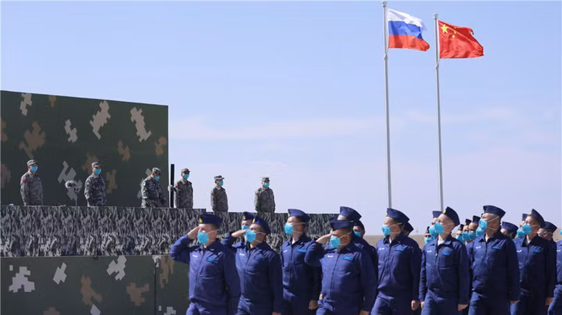 Các phi công Nga diễu qua lễ đài (Ảnh: BQPTQ).