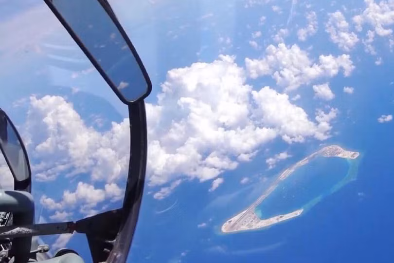 Máy bay chiến đấu Su-30MKK của Trung Quốc bay phía trên bãi Subi mà Trung Quốc chiếm giữ trái phép trên Biển Đông (Ảnh: Dwnews).