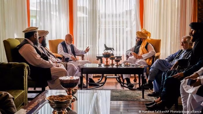 Hôm 18/8, đại diện Taliban đã gặp gỡ cựu Tổng thống Afghanistan Hamid Karzai (Ảnh: Deutsche Welle). Hôm 18/8, đại diện Taliban đã gặp gỡ cựu Tổng thống Afghanistan Hamid Karzai (Ảnh: Deutsche Welle).