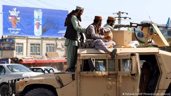Lính Taliban canh gác phía trước sân bay Kabul (Ảnh: AP). Lính Taliban canh gác phía trước sân bay Kabul (Ảnh: AP).