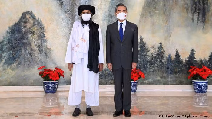Ngoại trưởng Trung Quốc Vương Nghị gặp gỡ đại diện của Taliban tại Thiên Tân hồi cuối tháng 7 sau khi Mỹ tuyên bố rút quân (Ảnh: AP).