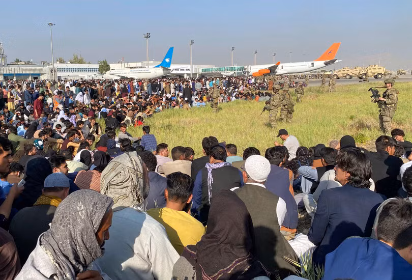 Quân đội Mỹ ngăn cản những người Afghanistan tìm cách tràn vào đường băng sân bay Kabul (Ảnh: AP). Quân đội Mỹ ngăn cản những người Afghanistan tìm cách tràn vào đường băng sân bay Kabul (Ảnh: AP).