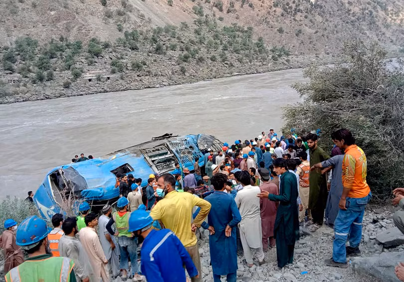 Xe chở công nhân Trung Quốc ở công trường thủy điện Dasu tại Pakistan gần biên giới Afghanistan bị đánh bom tự sát hôm 14/7 khiến 9 công nhân Trung Quốc bị chết khiến dư luận Trung Quốc phẫn nộ (Ảnh: AP).
