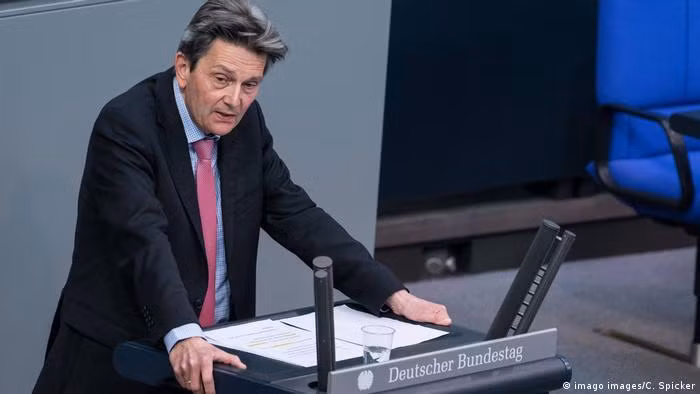 Rolf Mutzenich, chủ tịch nhóm nghị sĩ của Đảng Dân chủ Xã hội Đức phản đối việc đưa tàu chiến tới khu vực Ấn Độ-Thái Bình Dương (Ảnh: Deutsche Welle). Rolf Mutzenich, chủ tịch nhóm nghị sĩ của Đảng Dân chủ Xã hội Đức phản đối việc đưa tàu chiến tới khu vực Ấn Độ-Thái Bình Dương (Ảnh: Deutsche Welle).
