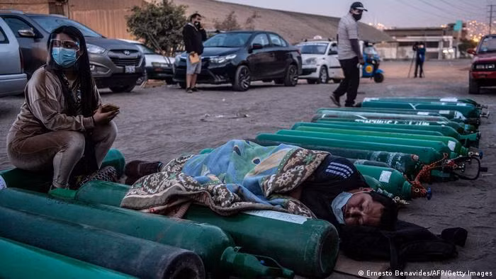 Một bệnh nhân COVID-19 và người nhà chờ đợi được thở oxy (Ảnh: Getty/Deutsche Welle).