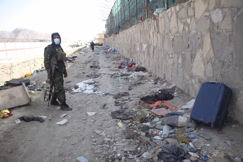 Một lính Taliban đứng tại nơi xảy ra vụ đánh bom hôm 26/8 (Ảnh: Đông Phương).
