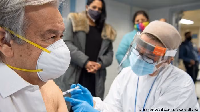 Tổng thư ký Liên Hợp Quốc António Guterres tiêm vaccine COVID-19 rất sớm để khuyến khích mọi người tiêm chủng (Ảnh: Deutsche Welle). Tổng thư ký Liên Hợp Quốc António Guterres tiêm vaccine COVID-19 rất sớm để khuyến khích mọi người tiêm chủng (Ảnh: Deutsche Welle).