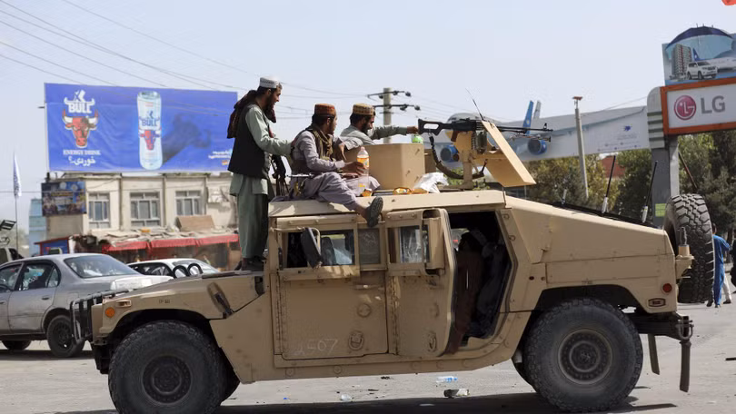 Lính Taliban tuần tra trên đường phố Kabul (Ảnh: AP).
