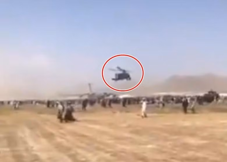 Quân đội Mỹ cho trực thăng Apache bay thấp để xua đuổi người Afghanistan ra khỏi đường băng sân bay (Ảnh: Đông Phương). Quân đội Mỹ cho trực thăng Apache bay thấp để xua đuổi người Afghanistan ra khỏi đường băng sân bay (Ảnh: Đông Phương).