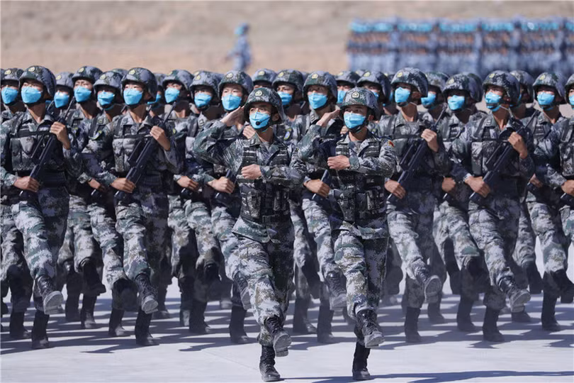 Lính bộ binh Trung Quốc diễu hành (Ảnh: BQPTQ).