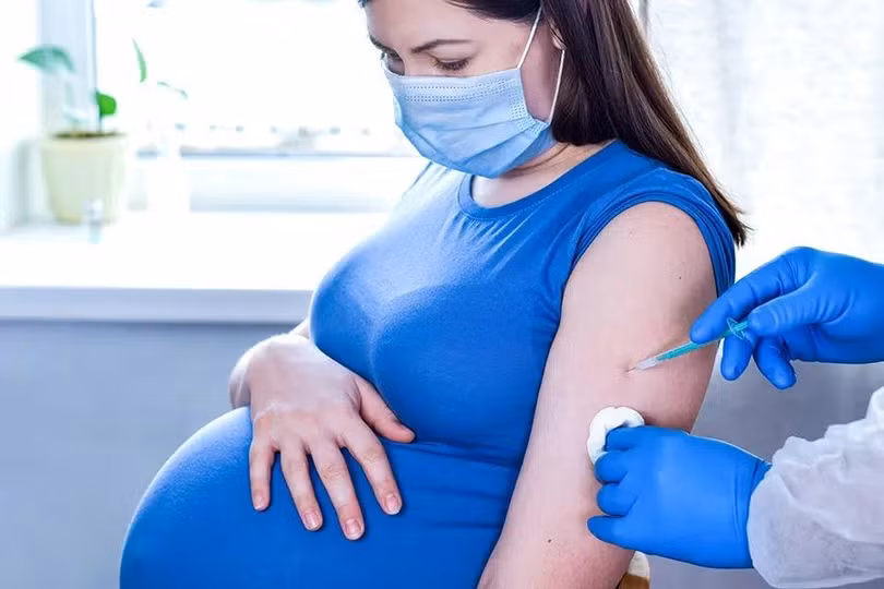 Phụ nữ mang thai cần đi tiêm vaccine COVID-19 để bảo vệ mình (Ảnh: womens.es). Phụ nữ mang thai cần đi tiêm vaccine COVID-19 để bảo vệ mình (Ảnh: womens.es).