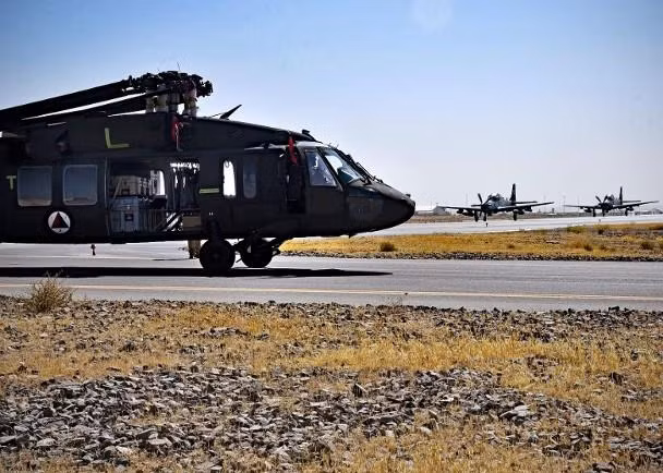 Một chiếc trực thăng UH-60, phía xa là các máy bay A-29 (Ảnh: Đông Phương).