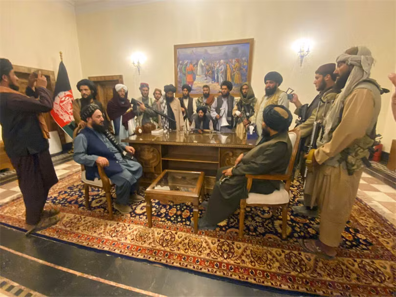 Binh lính Taliban trong Phủ Tổng thống chiều 15/8 (Ảnh: AP).