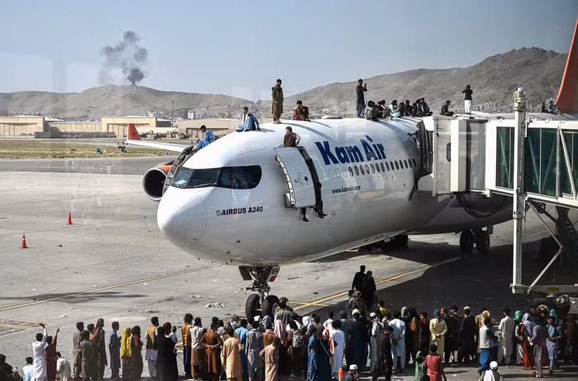 Người Afghanistan trèo lên cả nóc máy bay với hy vọng chạy trốn khỏi đất nước (Ảnh: VCG).