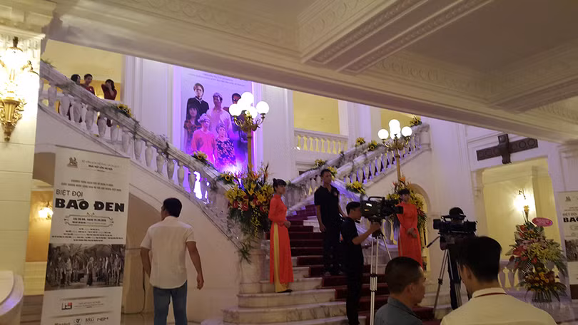 Video: “Biệt đội Báo Đen” khốc liệt và lãng mạn trên sân khấu Nhà hát Lớn ảnh 3 Video: “Biệt đội Báo Đen” khốc liệt và lãng mạn trên sân khấu Nhà hát Lớn ảnh 3