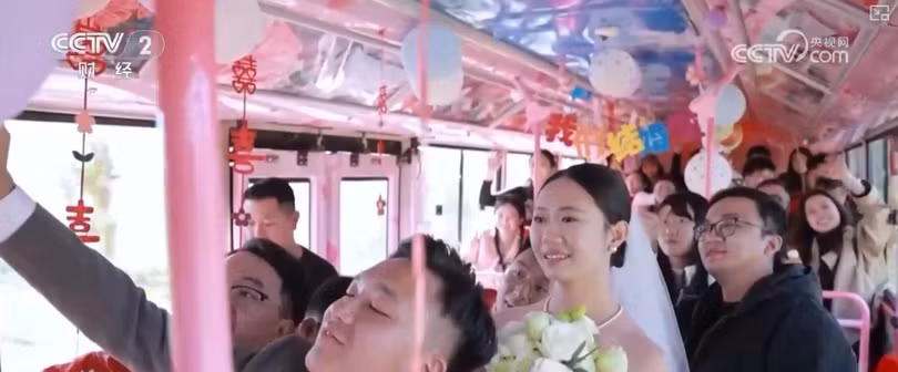 Cuoi tren xe.png